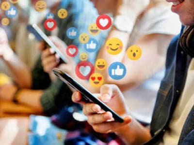 How Social Media Affects Mental Health: Effects, Risks, and What You Should Know